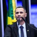 Helicóptero que combatia incêndio florestal cai no oeste dos EUA com 2 a bordo